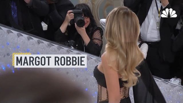 Margot Robbie Trades Barbie Pink for Black at Met Gala 2023 смотреть онлайн