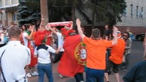 Танец голандских и португальских болельщиков