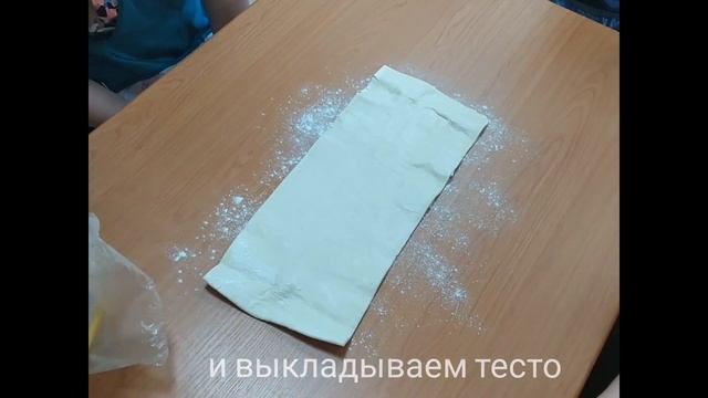 Сырно-колбасные улитки из слоеного теста смотреть онлайн