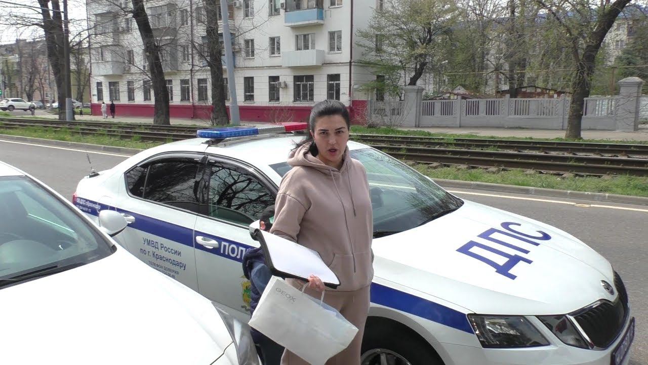 Краснодар. Кто не дает проехать скорой у роддома?
