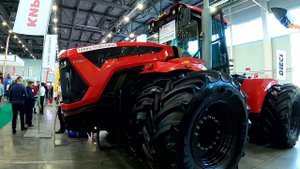 Осмотр нового трактора "Кировец" К-742М Ст1 на выставке ТатАгроЭкспо 2022