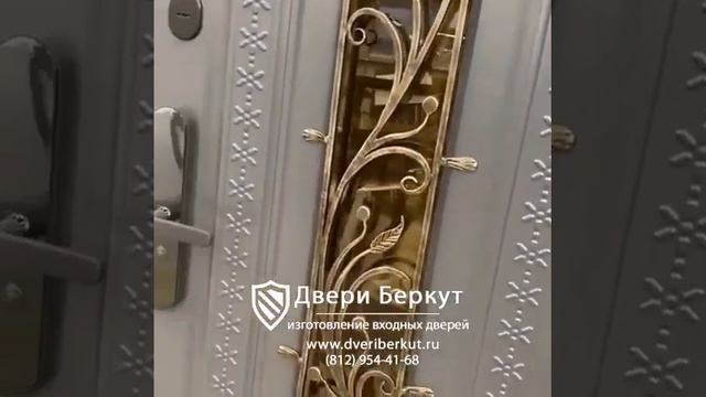 Входная серая дверь с терморазрывом для загородного дома со стеклом и ковкой смотреть онлайн