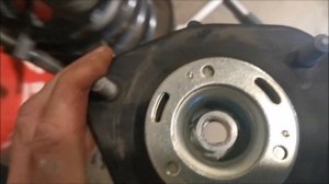 Как установить проставки на переднюю подвеску тойоты эсквайр 2018г. NOAH. VOXY.