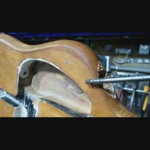 Когда реставрируешь старую советскую гитару! Особенности древесины. #shorts