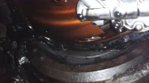 Снял масляный поддон дв. AAZ 1.9 TD.Меняем масло в двигателе.