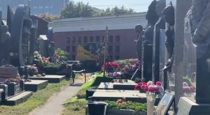 Сотрудники Новодевичьего кладбища огородили участок с могилой Николая Добронравова