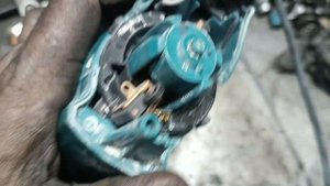 Makita HR2470 поменяли щётки а он всё равно не включается - Makita нынче уже не та ??