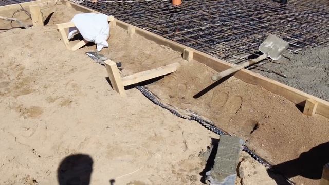 Заливка фундамента под дом. Приемка и вибрирование бетона. Важность подготовки к строительству дома