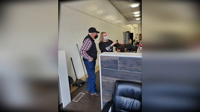 Пенсионер Пошел Учиться на Стилиста Ради Слепой Жены смотреть онлайн