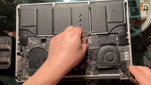 Замена динамиков и обслуживание в MacBook Pro 15  A1398