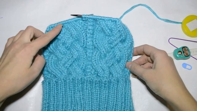 Шапка узором косы. Шапка спицами. Шапка с меховым помпоном. Вязание. Вязание спицами. Мастер класс