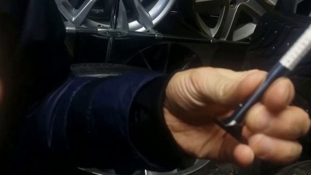 Измеряем и проверяем остаточную глубину протектора специальнам измерителем СВОИМИ СИЛАМИ
