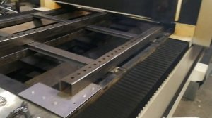 Лазерная резка профильной трубы на лазере Gweike