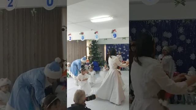 Танец снежинок, мл.группа Балапан 2018 смотреть онлайн