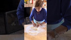 Итальянская бабушка Антония(90 лет) готовит тесто для тальятелле #италия #итальянскаякухня