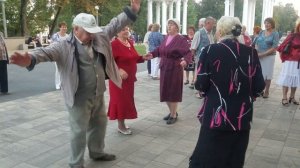 1701, частушки,  гармошка, народные танцы, под гармонь, жители Орла поют, танцуют в горсаду, парк,