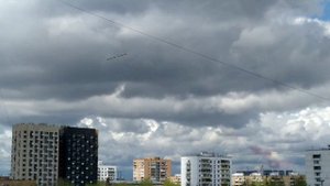 Летят самолёты с репетиции парада Победы в Москве.