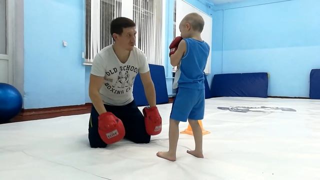 Бокс. Наработка ударных комбинаций на скорость смотреть онлайн