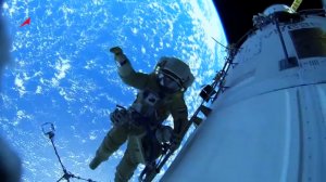Российские космонавты сняли на видео выход в открытый космос