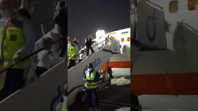 SkyUP Boeing 737-900, boarding, Dubai International Airport (DXB), посадка пассажиров, Дубай