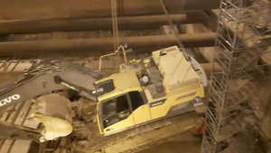 ?️Кран Либхер ЛТМ 1200 при подъёме 20 т-го экскаватора из шахты метро