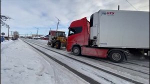 Сотрудники Госавтоинспекции Троицка оказали помощь водителю большегруза