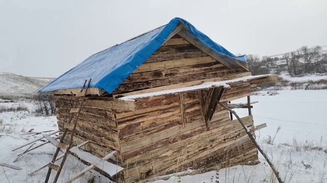 Накрываю тентом сарай на зиму