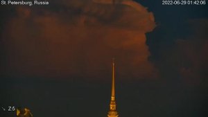 После жары в Санкт-Петербурге гроза из Ленинградской области украсила небо моножеством молний