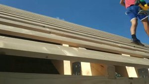 установка крючков для водостока  Утапливаем крючек в обрешетку.