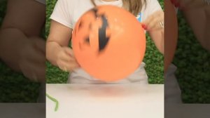 How to make a Halloween pumpkin balloon. Easy twisting and shaping balloons tutorial. Balloonista