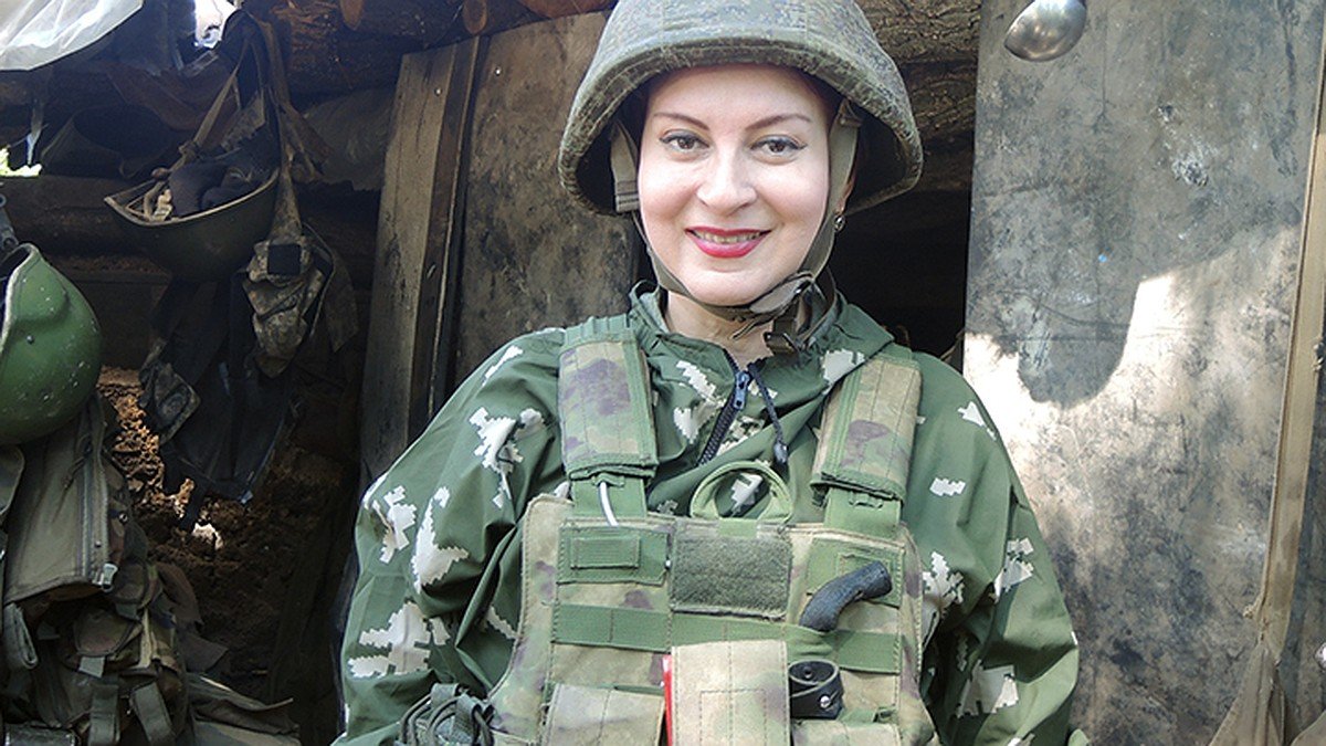 Красивые девушки лнр. Женщина военкор. Военкор катя катина днр. Женщина военкор. Женщина солдат.
