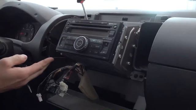 КАК СНЯТЬ(ДЕМОНТИРОВАТЬ) ШТАТНУЮ МАГНИТОЛУ NISSAN NAVARA смотреть онлайн