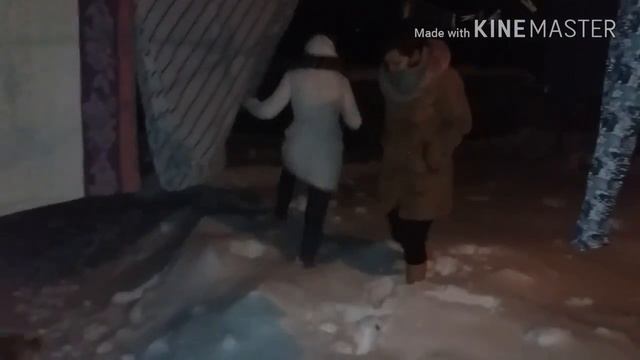 Ночью босиком по снегу, весёлые девочки # смотреть онлайн