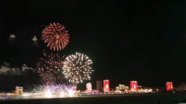 Китай подарил России получасовой салют на границе в Новый год. Благовещенск - Хэйхэ. 31.12.2022 смотреть онлайн