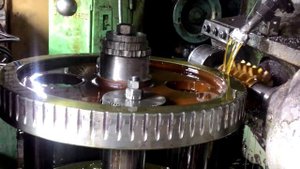 Нарезка зубьев шестерни на зубофрезерном станке