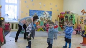 Блестят на елке бусы.