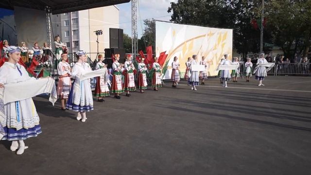 БОЛЬШИЕ КАРАВАИ, ЛЕБЕДИ ИЗ БАКЛАЖАНОВ И КОМБАЙНЕРЫ В КОСТЮМАХ I "ДОЖИНКИ" В ОКТЯБРЬСКОМ смотреть онлайн