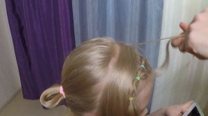 Прическа с цветными резинками на распущенных волосах