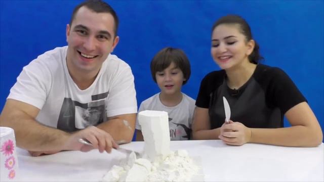 ЧЕЛЛЕНДЖ МУЧНАЯ БАШНЯ. Мама против Папы. Видео для детей. FLOUR CHALLENGE. Кикидо смотреть онлайн