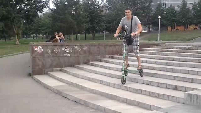 TRIKKE спуск по лестнице смотреть онлайн
