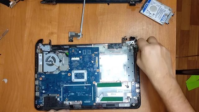 Как починить крышку матрицы HP 255 G3. Полная разборка и чистка системы охлаждения. смотреть онлайн