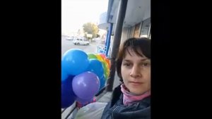 Смешное видео. Монтаж гирлянды из шаров. Уличное оформление