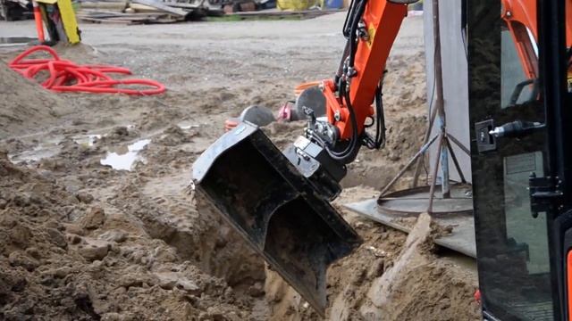 Compacttilt Rotator CTR3, one of the first prototypes, working together with Kubota смотреть онлайн