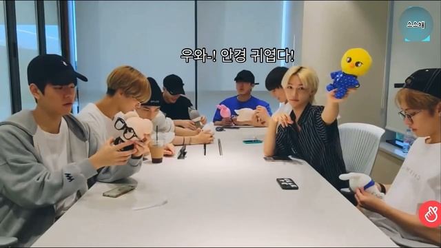 (ENG)[스트레이 키즈] 인형놀이하는 스키즈◠‿◠ / skzoo смотреть онлайн