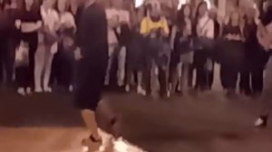 Парни классно танцуют хип-хоп/брэйк-данс