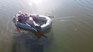 ЩУКИ ДАЖЕ ЛЁЖА В ЛОДКЕ ЛОВЯТСЯ!!! Джиговая рыбалка на спиннинг