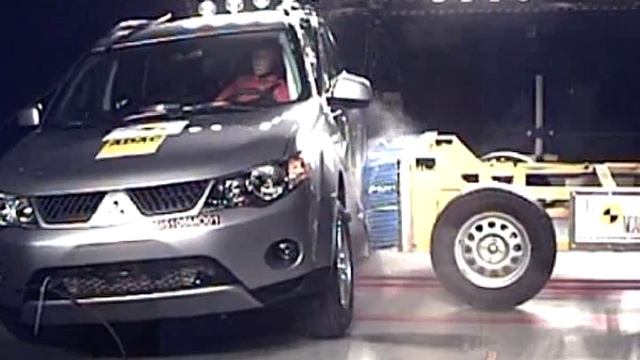 Mitsubishi Outlander 2007 ANCAP Crash Test (4 stars) смотреть онлайн