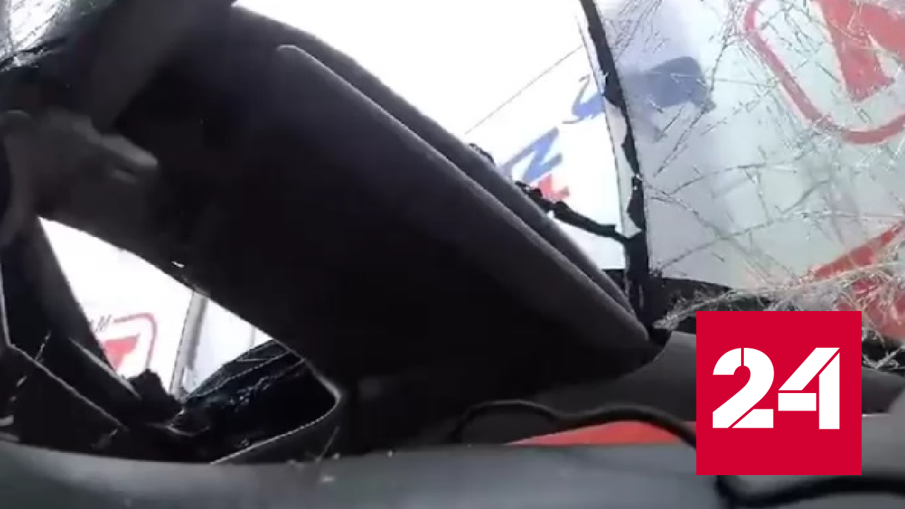 Три человека пострадали в аварии с грузовиками и легковым авто - Россия 24