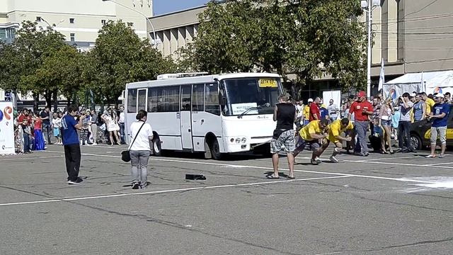 Силачи тянут автобус с детьми смотреть онлайн