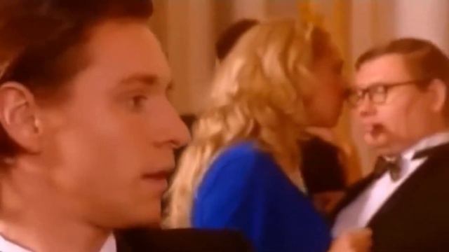 С этой девчонкой знаком я давно... смотреть онлайн